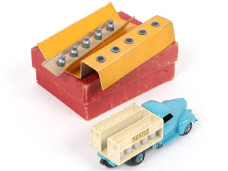 Lot 323 - DINKY TOYS (FRANCE) (1)