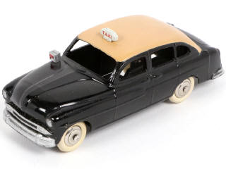 Lot 263 - DINKY TOYS (FRANCE) (1)