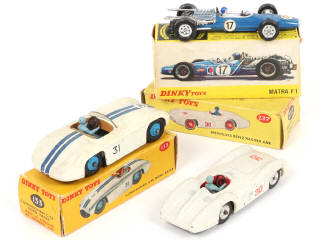 Lot 227 - DINKY TOYS (GB) (3)