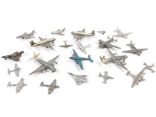 Lot 236 - DINKY TOYS (24)