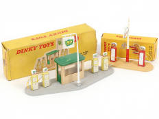 Lot 152 - DINKY TOYS (GB) (2)