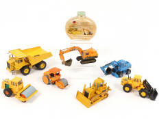 Lot 297 - DIVERS (8)