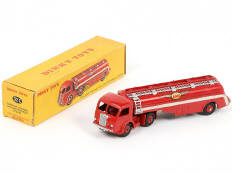 Lot 226 - DINKY TOYS (FRANCE) (1)