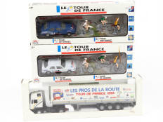 Lot 281 - DIVERS (3)