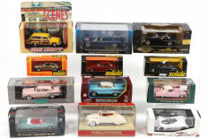 Lot 254 - DIVERS (12)