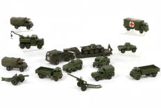 Lot 270 - DINKY TOYS (14)