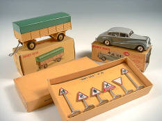 DINKY TOYS DIVERS (3)