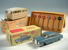 DINKY TOYS DIVERS (3)