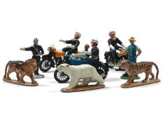 FIGURINES DIVERSES (12)