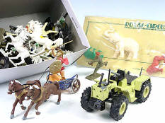 FIGURINES DIVERS (2)