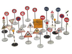 DINKY TOYS (28)