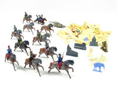 FIGURINES DIVERS (2)