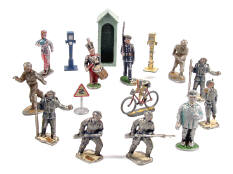 FIGURINES DIVERS (16)