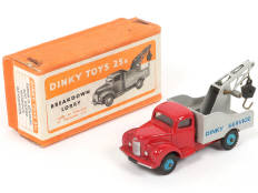 Lot 405 - DINKY TOYS (GB) (1)